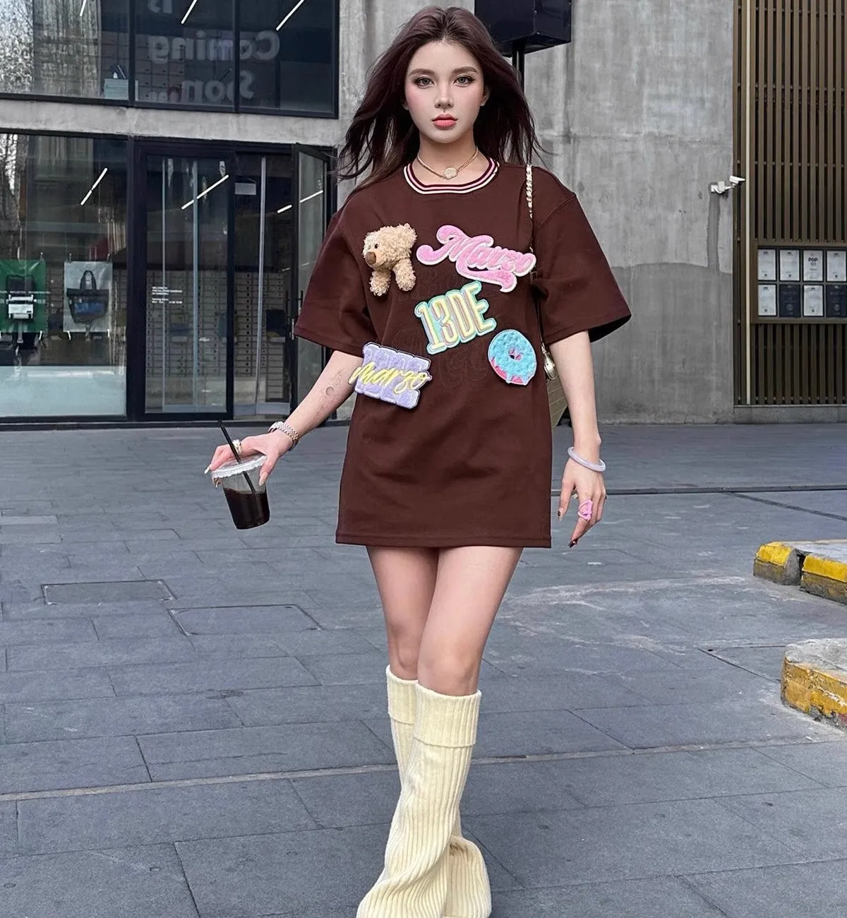 13DE MARZO Pop Out Sticker T-Shirt (Brown)